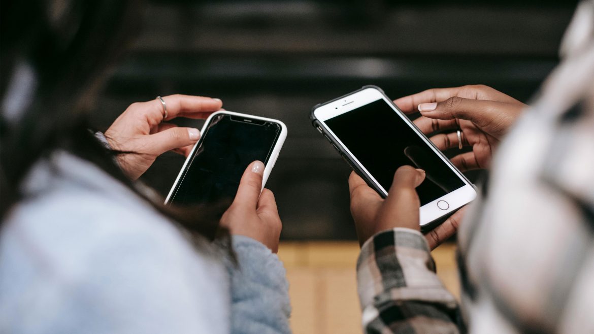 Casual dating Philippines trend showing two people using smartphones to connect through dating apps