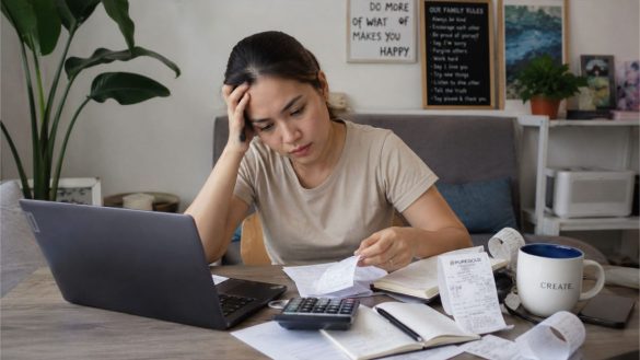 10 Bad Money Habits That Can Keep You Financially Struggling