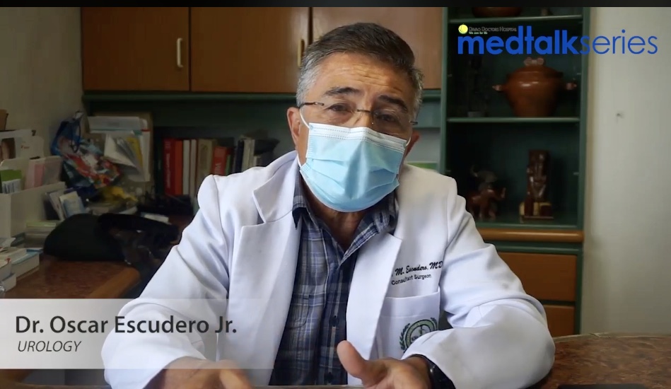 Dr. Oscar Escudero explaining the importance of prostate cancer early detection during a medical interview.